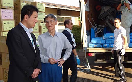 寄付のときも阿賀町の復旧に使用された資材が戻ってきてトラックから荷下ろし作業が行われていた