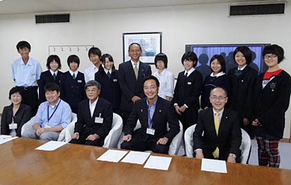 平成23年度三条市青少年海外派遣事業カナダ班の出発あいさつ式で記念撮影