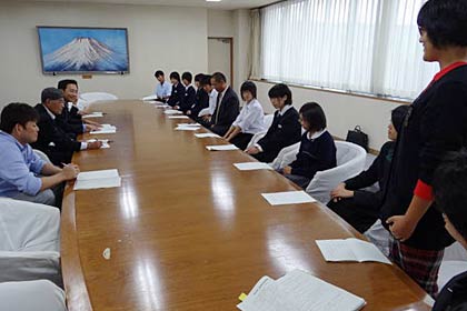 国定市長に抱負を話す派遣生