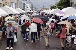 第31回燕青空即売会はあいにくの雨でも年に一度の超特売に買い物客でにぎわう