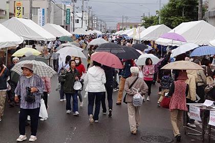 あいにくの冷たい雨でもにぎわった第31回燕青空即売会