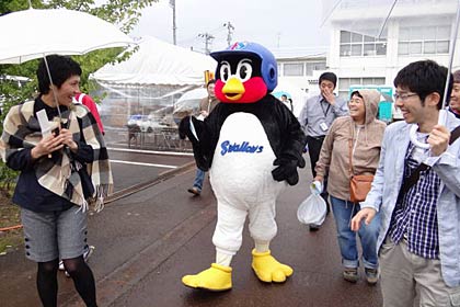 燕青空即売会にの会場に顔を出したプロ野球・東京ヤクルトスワローズのマスコット「つば九郎」