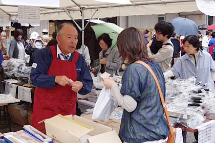 青空即売会実行委員会の鳥部勝敏実行委員長も売り子役に精を出す
