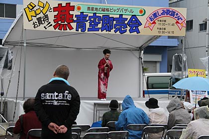 「お楽しみ歌謡ショー」で演歌歌手の上村あすかさんのステージ