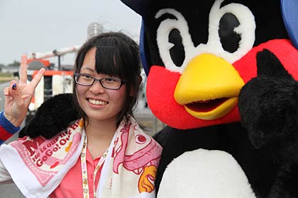 湯沢町から訪れた杉本さんはつば九郎とツーショット