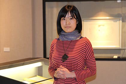 16日まで鶴巻貴子銅版画展が開かれている燕市産業史料館で鶴巻貴子さん
