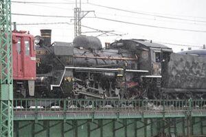 2日の三条は雨降りで最高気温は11月中旬並みの14.4度にとどまり、一気に初冬を思わせる冷え込み