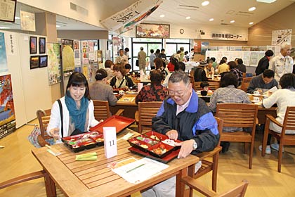 飛燕舞弁当のふたを開くと自然に笑顔がこばれる