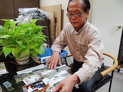 陸前高田市で撮影した写真を前に被災地のようすを話す箕輪会長
