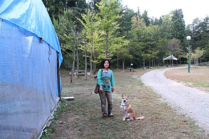 青空キャンプ実行委員会実行委員長の矢野さん、「青空キャプ」会場で左の青い建物の部分にステージを仮設する