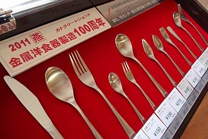 レストラン メッセピアで月替わりで使っているカトラリー、今月は片力商事