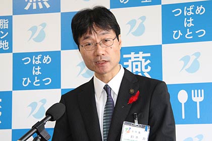 記者会見する鈴木燕市長