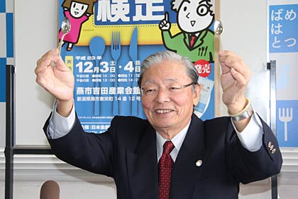 コーヒースプーンとティースプーンの大きさの違いを手に取って示す田中理事長