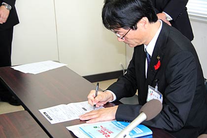さっそく受検申込書に記入する鈴木市長