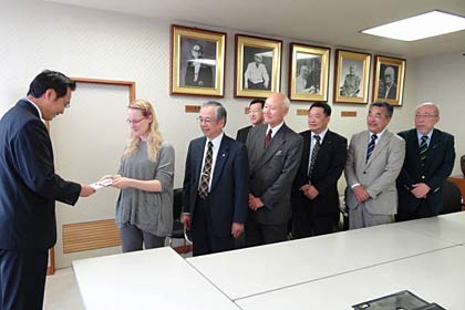 三条南ロータリークラブのメンバーとともに国定市長に義援金を手渡すレナさん