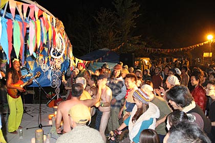 8日夜の「青空キャンプ　晴れればいいJAH～ん」