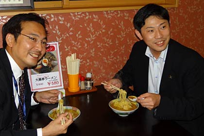 大黒亭松屋小路店で国定三条市長(左)とカレーラーメンを食べる青山室蘭市長(右)