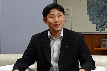 市長室を訪れた青山室蘭市長