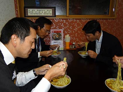 燕三条ラーメン王国の梨本国王(左)も一緒に