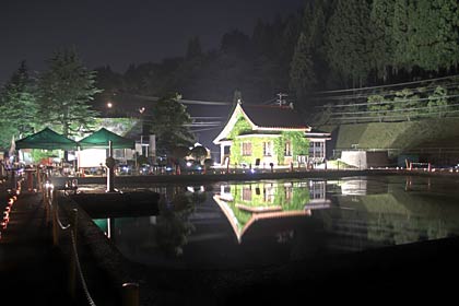 ろ過池に姿を写す事務室棟