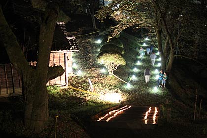 水道山の通路にキャンドルが並ぶ