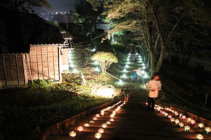 水道山の通路にキャンドルが並ぶ