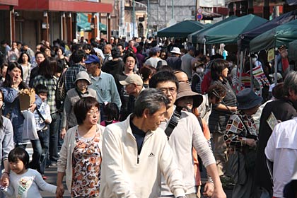 10日の三条マルシェ、歩行者天国にした一ノ木戸商店街の人の波