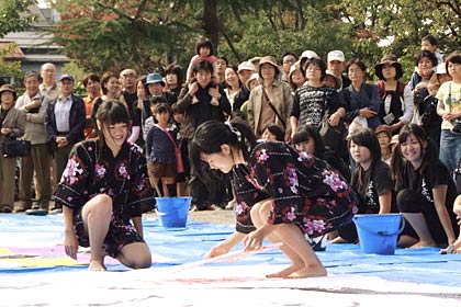 オープニングイベントの三条東高校書道部による書道パフォーマンス