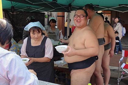 人気を集めた塩ちゃんこ鍋を売る玉ノ井部屋