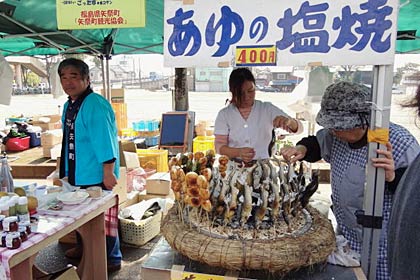 福島県矢祭町のあゆの塩焼き、県外からの出店もたくさん