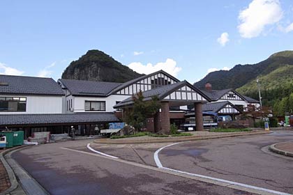 リニューアルオープンを前に古民具の無償提供を求めている「いい湯らてい」