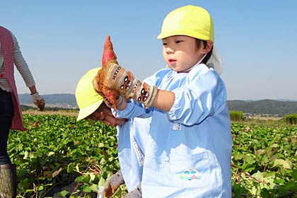 「おっき～！」とベニアズマの大きさに驚く園児