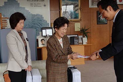 国際ソロプチミスト新潟－茜が三条市水害義援金に10万円を寄付、左からメンバーの本間さん、松永会長、そして国定市長