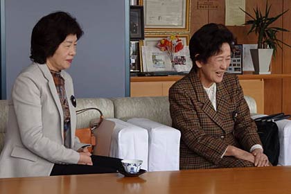 市長と歓談する国際ソロプチミスト新潟－茜の松永会長と本間さん