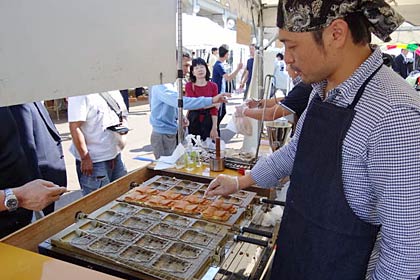 越後三条鍛冶まつりで「鍛冶仙人」の人形焼を販売