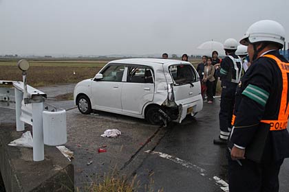 死亡ひき逃げ事故のあった燕市粟生津の交差点、亡くなった男性が同乗していた福祉施設の軽自動車