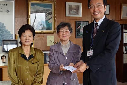 三条市水害義援金約1.3万円を寄付した左から浜名さん、佐々木さん、それに国定市長