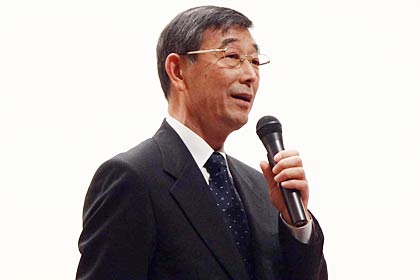 開会あいさつを行う宮原新聞舗の宮原社長