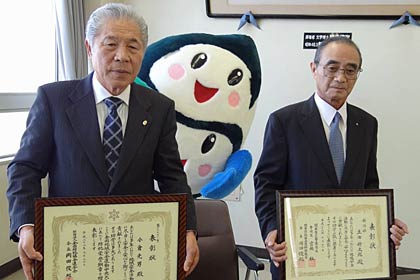 防犯功労者表彰の伝達を受けた全国防犯協会連合会防犯栄誉銅賞の小倉さん(左)と関東防犯協会連絡協議会防犯功労者の土田さん(右)