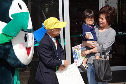 ウオロク興野店で振り込め詐欺予防を呼びかける