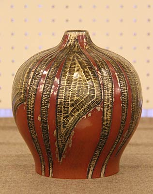 燕市の人間国宝、玉川宣夫さんが出展した「打込象嵌花瓶」