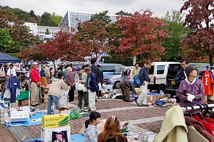 16日開かれた秋の保内公園まつり、正面駐車場のフリーマーケット