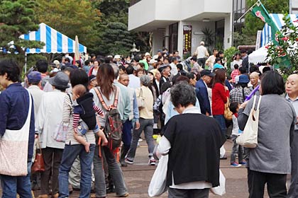 花鉢の抽選に200人以上の行列