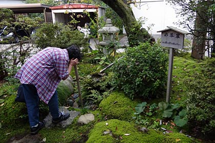 水琴窟に耳を傾ける
