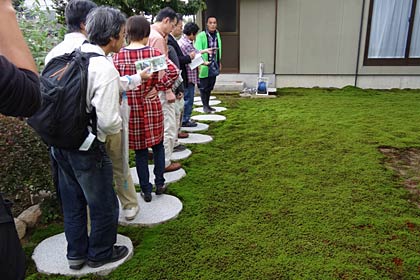 オープンガーデンめぐり、コケを踏まないように石畳の上に乗っかって