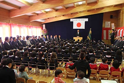 真学園真幼稚園真保育園で行われた真保育園の竣工式