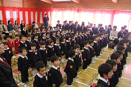 新しい園歌を合唱する園児