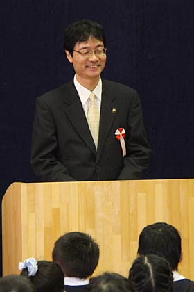 祝辞を述べる鈴木市長も園児の「おはようございます！」にいつにも増してにこにこ顔
