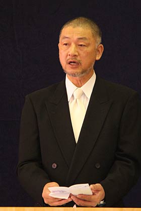 式辞を述べる田辺理事長