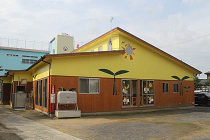 手前の壁の上が黄色い部分の建物が増築した真保育園